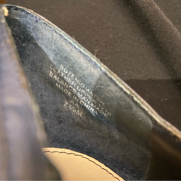 Bandolino navy leather heels size 7.5 - Picture 8 of 8